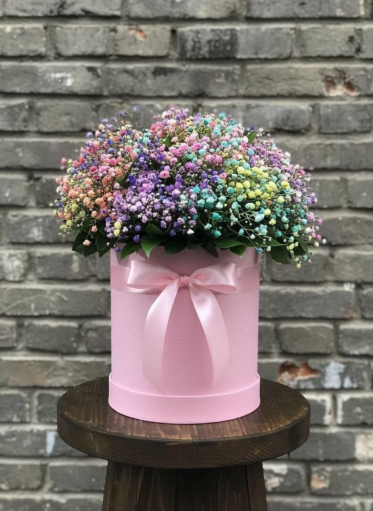 Цветочная композиция из Гипсофила и Розы в шляпной коробке в Тазовском