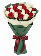 Букет Микс из красных и белых роз в Тазовском