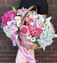 Цветочная композиция из Розы, Хризантемы, Пионы и Лизиантусы в корзине в Тазовском