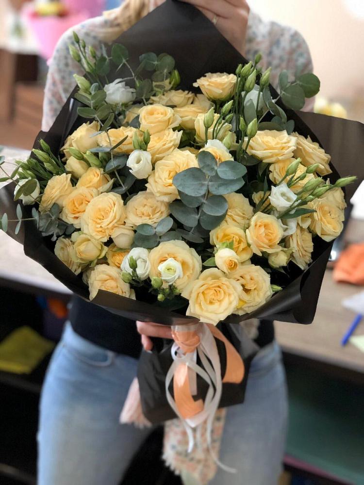 Букет цветов из: Розы и Лизиантусы в Тазовском