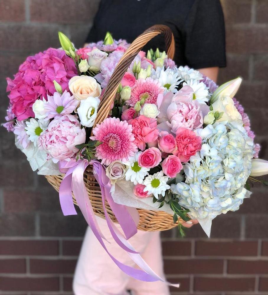 Цветочная композиция из Розы, Хризантемы, Пионы и Лизиантусы в корзине в Тазовском