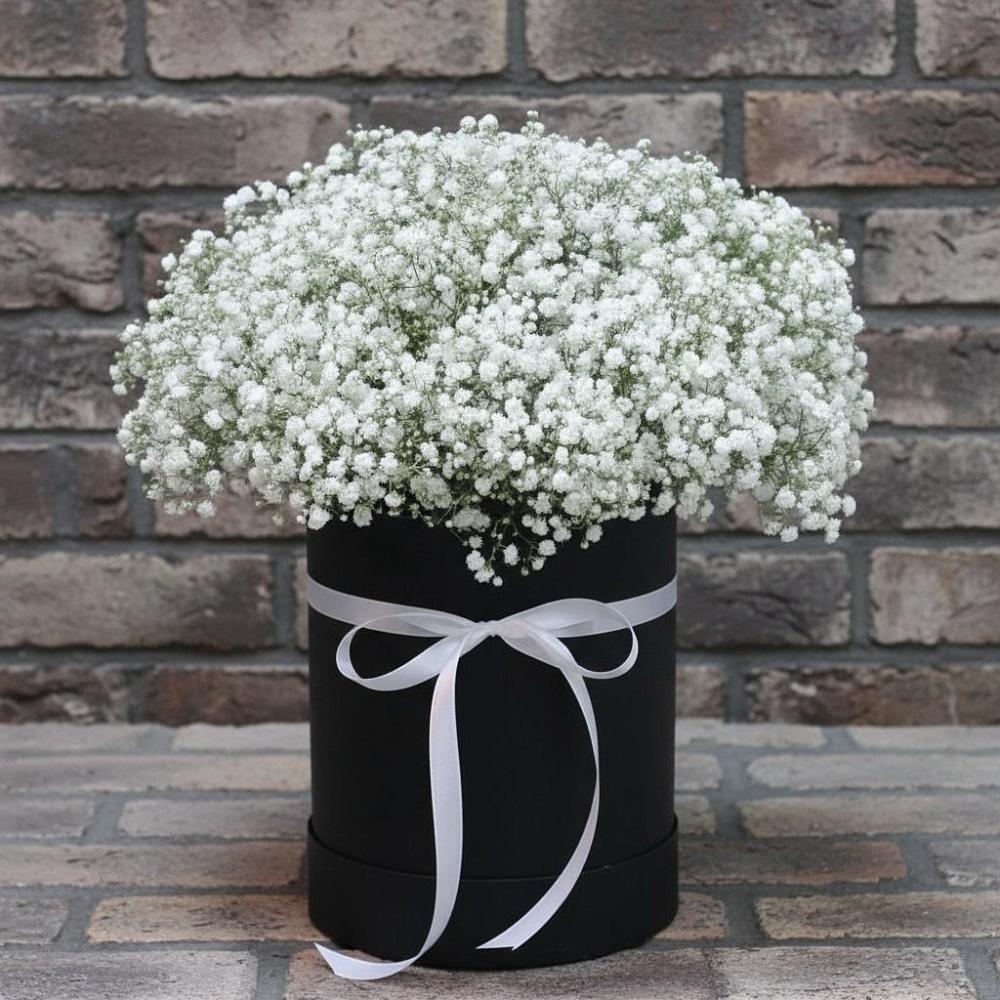 Цветочная композиция из Гипсофила в шляпной коробке в Тазовском