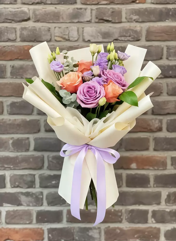 Букет цветов из: Лизиантусы и Розы в Тазовском