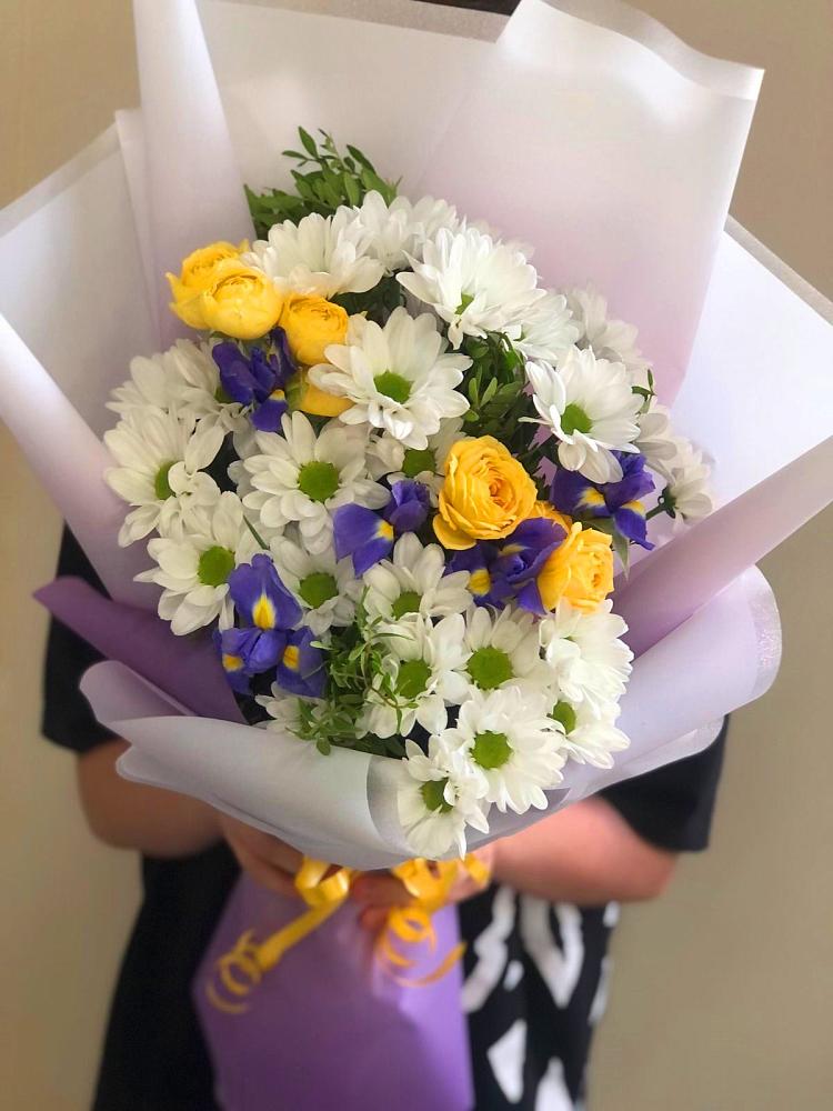 Букет цветов из: Ирисы, Хризантемы и Розы в Тазовском