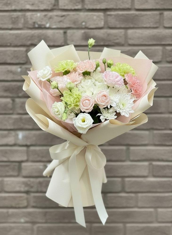 Букет цветов из: Гвоздики, Розы, Лизиантусы и Хризантемы в Тазовском