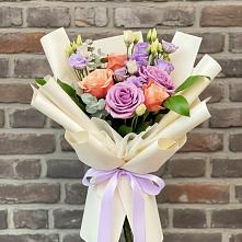 Букет цветов из:  Лизиантусы и Розы в Тазовском