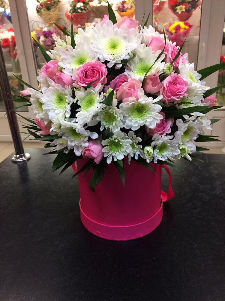 Цветочная композиция из Розы и Хризантемы в шляпной коробке в Тазовском