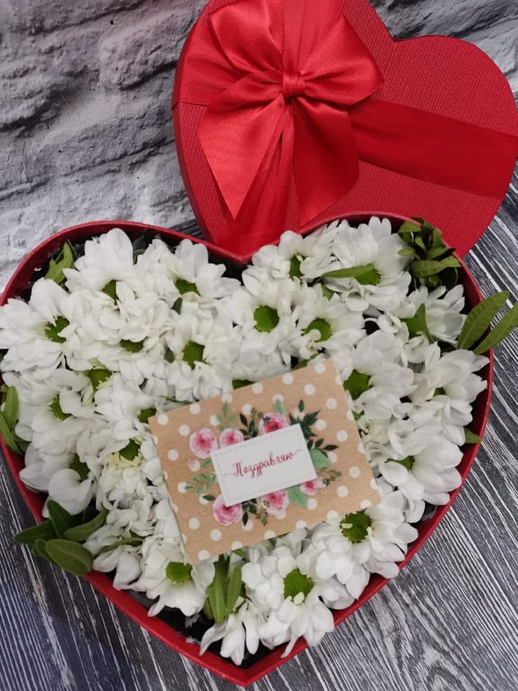 Цветочная композиция из Хризантемы в виде сердца в Тазовском