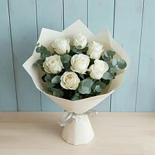 Букет Белые розы в Эвкалипте в Тазовском