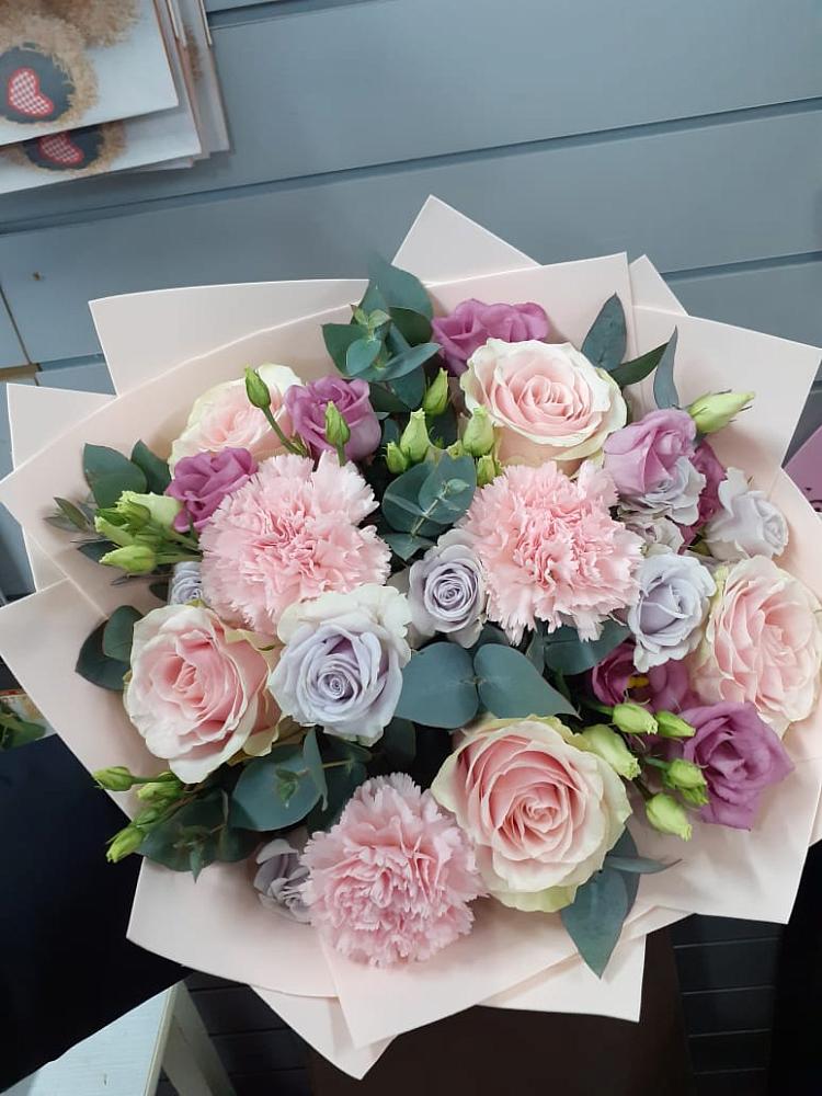 Букет цветов из: Розы, Гвоздики и Лизиантусы в Тазовском