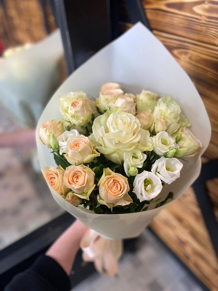 Букет цветов из: Розы и Лизиантусы в Тазовском